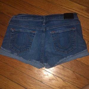 TRUE RELIGION DENIM SHORT SHORTS